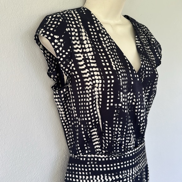 W by Worth silk navy white abstract surplice v-neck short sleeve dress size 6 - Picture 5 of 15